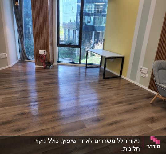 רצפה נקייה ומבריקה עם כבל חשמל בפינה